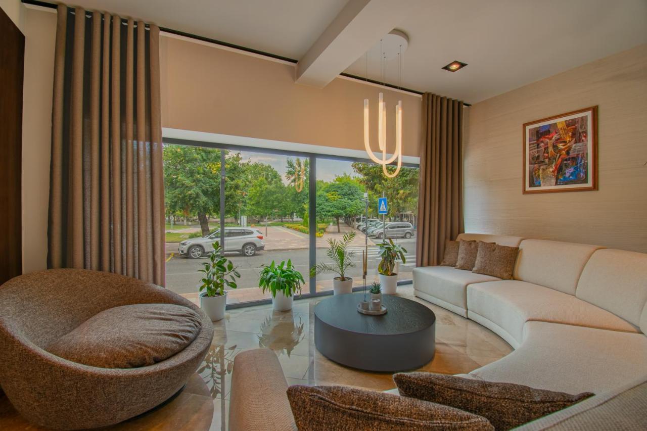 Hotel Osetia Garden Momchilgrad Dış mekan fotoğraf