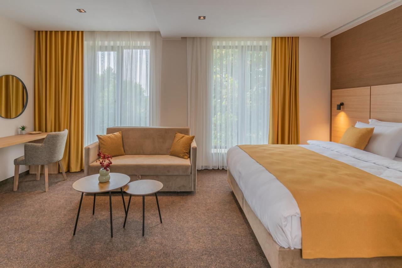 Hotel Osetia Garden Momchilgrad Dış mekan fotoğraf